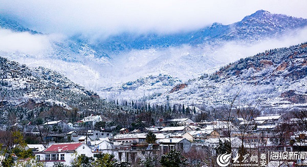 Photos capture snow on Mount Tai