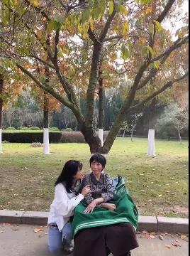 19-year-old girl films mother's final moments, as netizens moved to tears