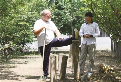 Foreigners flock to Mount Tai to learn martial arts