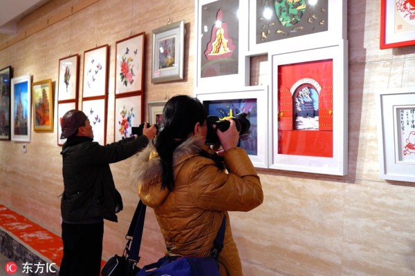 Visitors attracted to Shenyang paper cutting festival