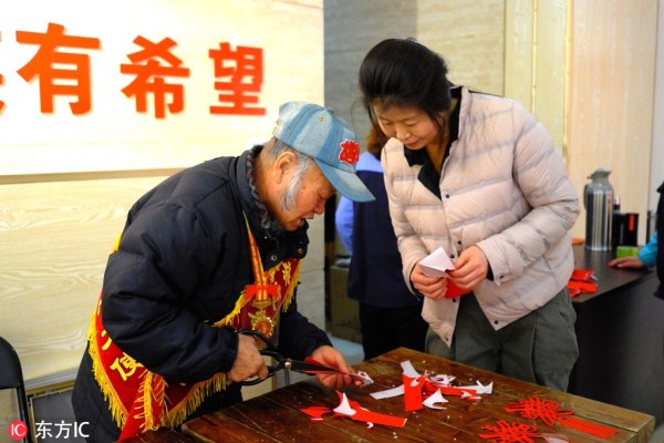 Visitors attracted to Shenyang paper cutting festival