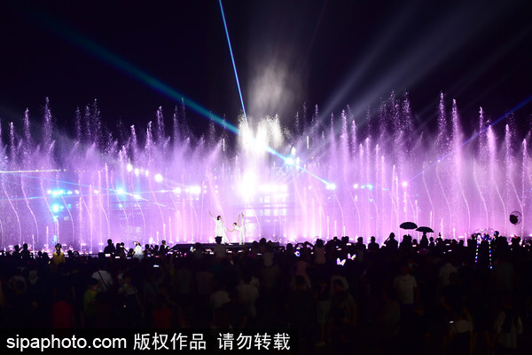 Music fountain delights, thrills Shenyang locals