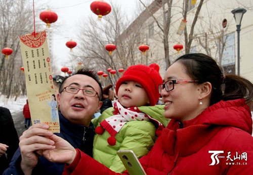 Karamay people celebrate the Lantern Festival