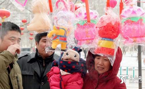 Karamay people celebrate the Lantern Festival