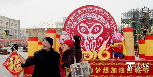 Karamay people celebrate the Lantern Festival