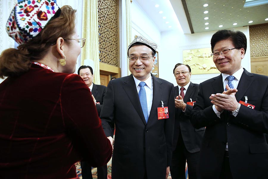 Premier Li joins panel discussion of NPC deputies from Xinjiang