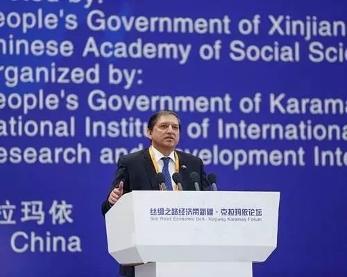 Guests deliver key-note speeches at the Karamay forum (Ⅱ)