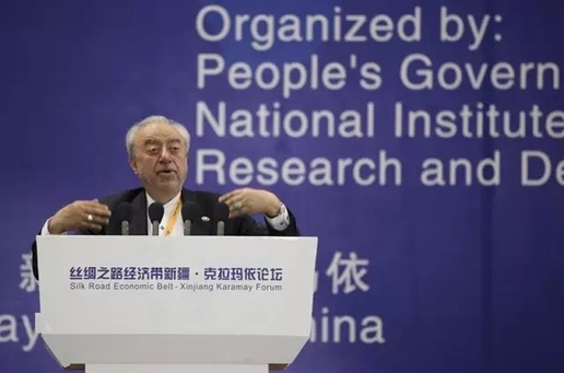 Guests deliver key-note speeches at the Karamay forum (Ⅲ)