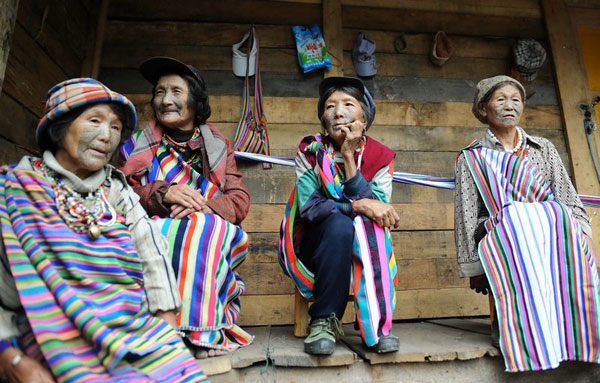 Derung ethnic group: women with tattooed faces dying out