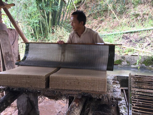 Traditional handmade paper craft of Yunnan's Yiliang county