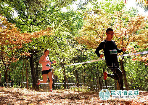 Cyclists and runners brave cross country trail at Heilongtan Park