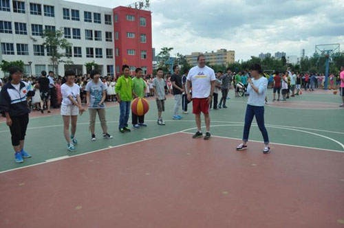 American basketball coaches visit Chinese pupils