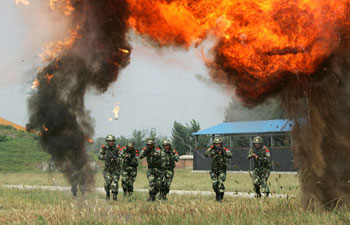 Members of an elite force of Chinese armed policemen called 'Snow Leopard Commando' take part in an anti-terrorism drill in this August 25, 2007 file photo. Chinese troops are to step up anti-terrorism training to ensure the security of Beijing's Olympic Games in August, a senior military officer cited by Xinhua news agencies. [Xinhua]