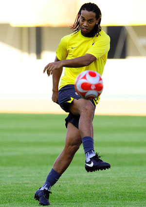 Ronaldinho Gaucho boots a soccer ball at Tiexi Stadium in Shenyang, August 3, 2008. The Brazilian Olympic Team held its first training session one day after arriving in Shenyang, a co-host city for the Beijing Olympic Games. [Xinhua]