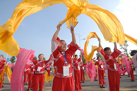 Dancers stage a performance at the opening ceremony of the Beijing Paralympic torch relay in Wuhan, central China&apos;s Hubei province on August 31, 2008. [Xinhua] 