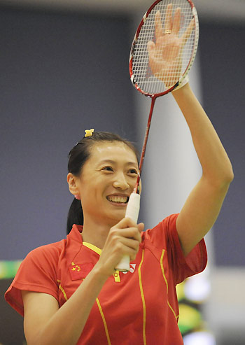 Olympic badminton champion Zhang Ning acknowledges the local spectators in Hong Kong, August 30, 2008. China's Olympic gold medallists arrived in Hong Kong on Friday, kicking off their three-day visit to the city. [Xinhua]
