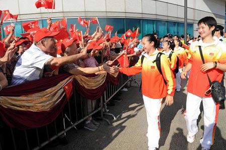 Cheng Fei (2nd Right), a member of delegation of Olympic gold medalists, shakes hands with her fans in Hong Kong on Aug. 29, 2008.(Xinhua Photo)