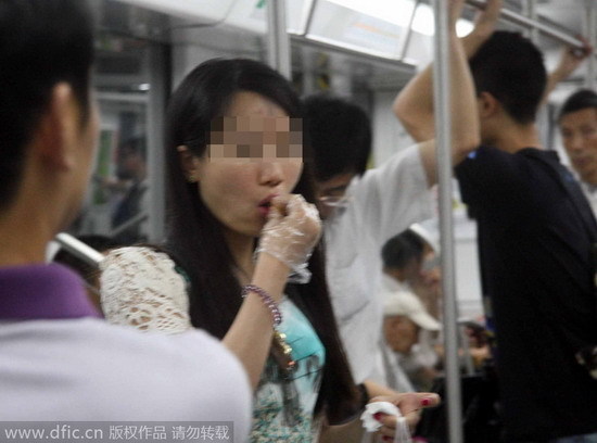 Should eating be banned on subways?
