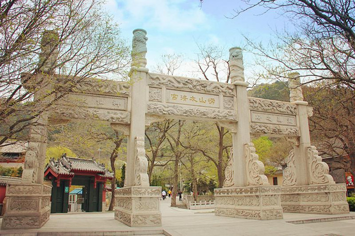 Qingdao, a city with green trees and red roofs