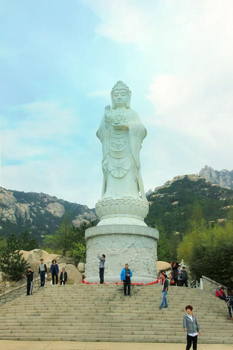 Qingdao, a city with green trees and red roofs