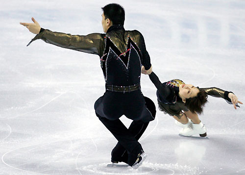 China's Zhang Dan (R) and Zhang Hao perform at the World Figure Skating Championships in Calgary, Canada, March 20, 2006. [Reuters]