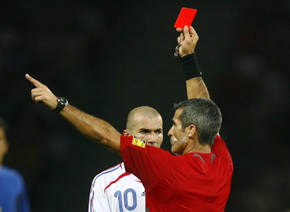 Referee Horacio Elizondo (R) of Argentina shows France's Zinedine Zidane a red card during their World Cup 2006 final soccer match against Italy in Berlin July 9, 2006. [Reuters]