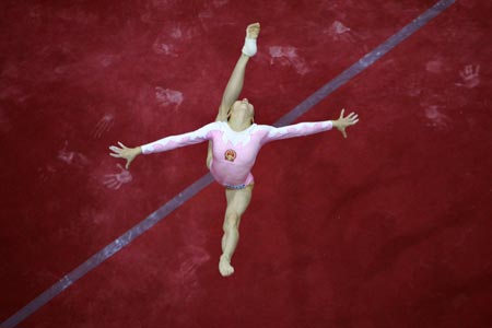  China's Pang Panpan performs during the women's floor final of the Shanghai FIG World Cup gymnastics competition in Shanghai July 16, 2006.