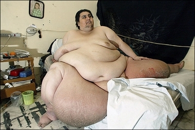 Manuel Uribe, tipping the scales at 560 kilograms (1,234 pounds) and seen here at his home in 2006, will be listed as the world's fattest man by the Guinness Book of Records, while a loss of 200 kilos (440 pounds) may make him the man who lost the most weight.(AFP/Alejandro Acosta) 