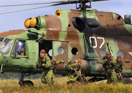 Soldiers take part in the Peace Mission 2007 counter-terrorist exercise of Shanghai Cooperation Organization in Russia, August 6, 2007.[Xinhua]