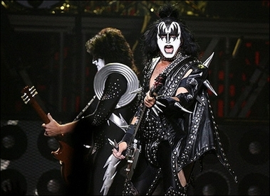 Kiss to open first cafe