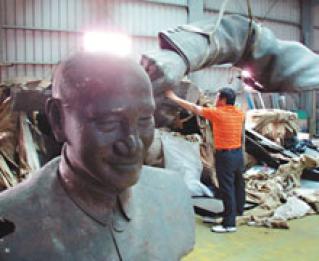 Statue of former KMT chief cut into pieces