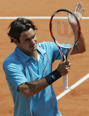 Roger Federer advances at French Open