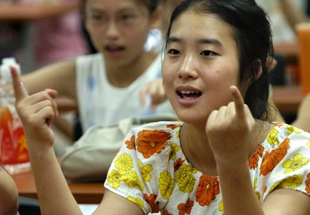 A girl learns sign language at a library in Nanjing, East China's Jiangsu Province, August 14, 2007. The library organized the training class to improve communication between normal children and those who are deaf or mute. [XInhua]