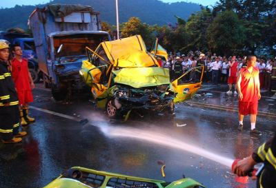 Bus hits 28 vehicles in S China, 4 killed