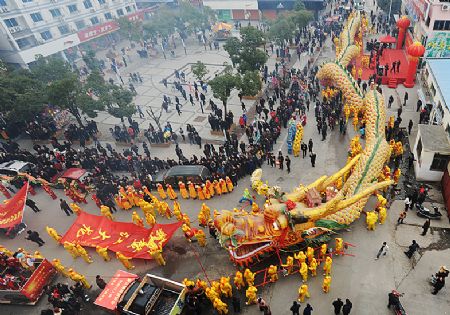Dragon dance greets New Year in E China