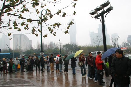 Shanghai film-fans queue in rain for 'Avatar'
