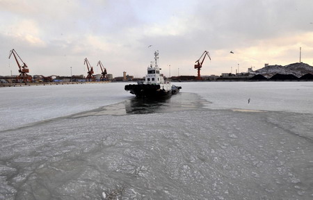 500 fishing boats stranded on sea ice