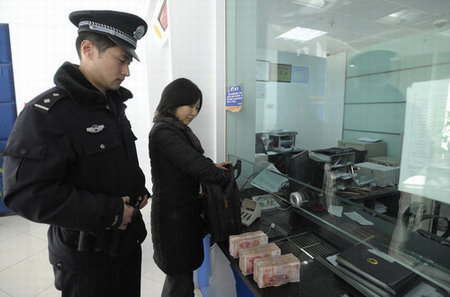 Police conduct bank escorts in E.China