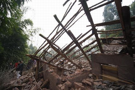 Quake kills one, injures 11 in SW China