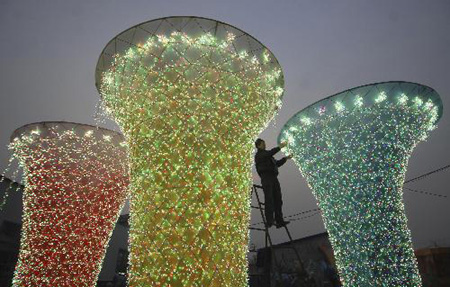 Festooned festival lanterns to decorate Shanghai Expo
