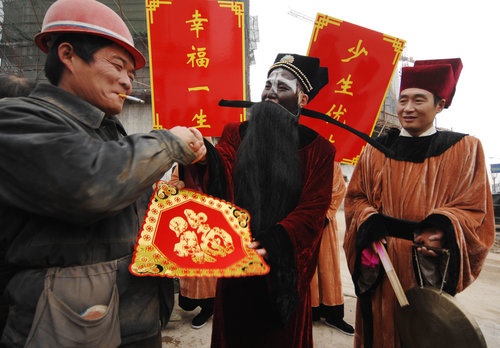 'Ancient officials' promote family planning In Hefei