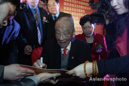 100-year-old tea guru ties knot with acrobatic actor