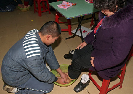 Prisoners wash mothers' feet ahead of Int'l Women's Day
