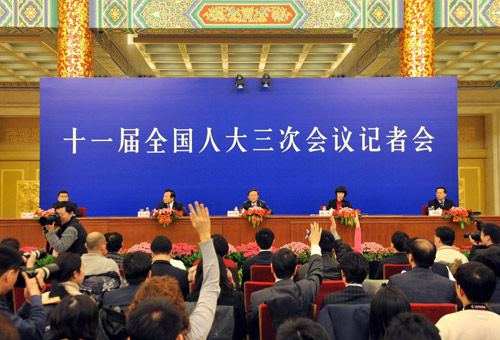 Chinese FM meets reporters in Beijing