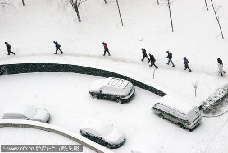 Springtime snow falls in Beijing