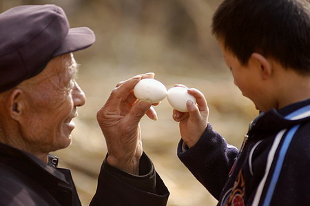 Cracking eggs for the Qingming Festival