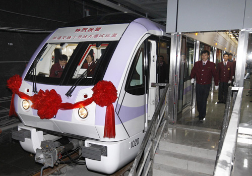 New subway starts trial run in Shanghai