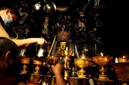 Monks pray for quake victims