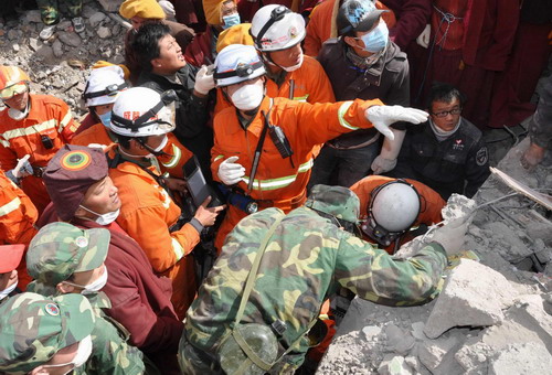 Search for quake survivors goes on
