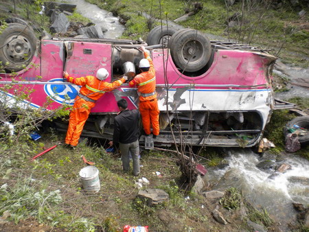 Buses fall into ditch in Hubei, killing 4